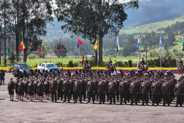Policías reciben ascensos en Tambillo