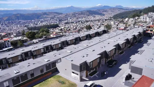 Daniel Noboa entrega 111 viviendas con el programa MITI-MITI en Quito