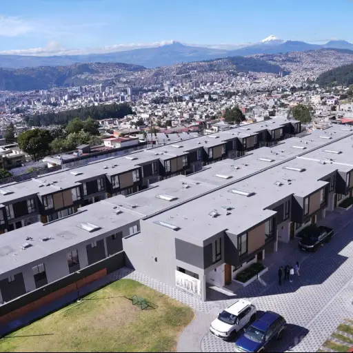 Daniel Noboa entrega 111 viviendas con el programa MITI-MITI en Quito