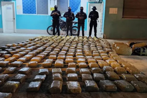 La droga estaba distribuida en decenas de paquetes que estaban forrados con cinta de embalaje para evitar que se moje. ,Foto: Policía Nacional 