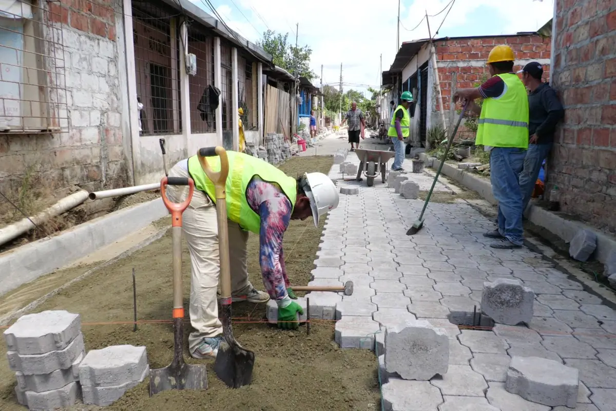 La colocación de adoquines en el barrio Divino Niño, en Calceta, El Diario