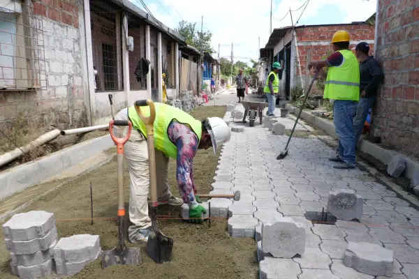 La colocación de adoquines en el barrio Divino Niño, en Calceta ,El Diario