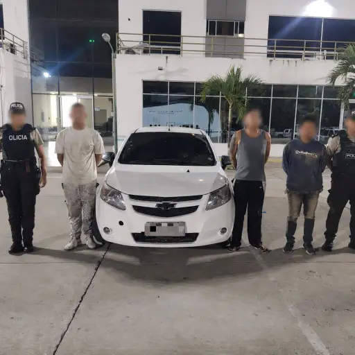 Tres hombres fueron detenidos por robo de un vehículo en La Pradera, Manta