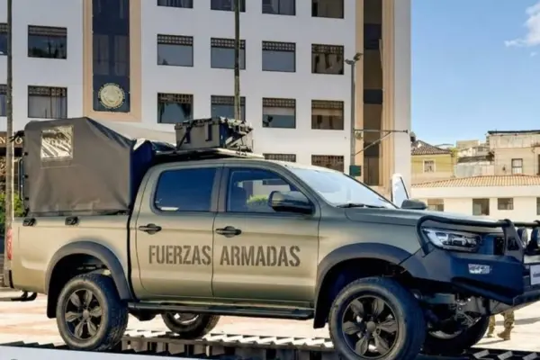 El modelo de la camioneta táctica militar que será fabricada por manos ecuatoriana será de color verde y blindada. ,Agencias