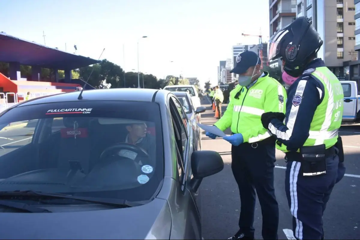 AMT recibe 8.715 placas metálicas para vehículos y motocicletas en Quito