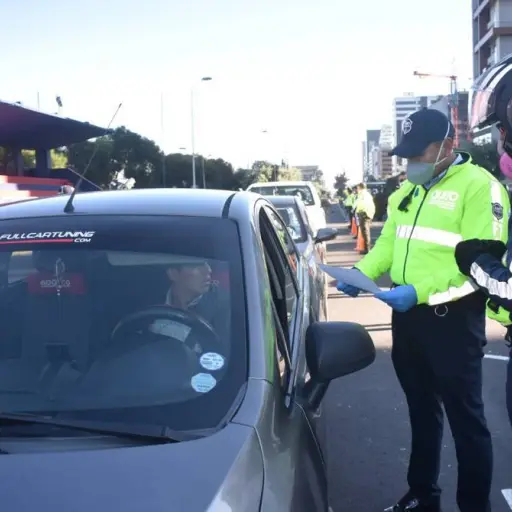 AMT recibe 8.715 placas metálicas para vehículos y motocicletas en Quito