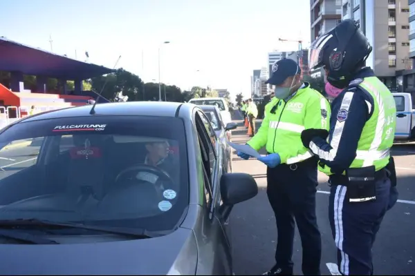 AMT recibe 8.715 placas metálicas para vehículos y motocicletas en Quito