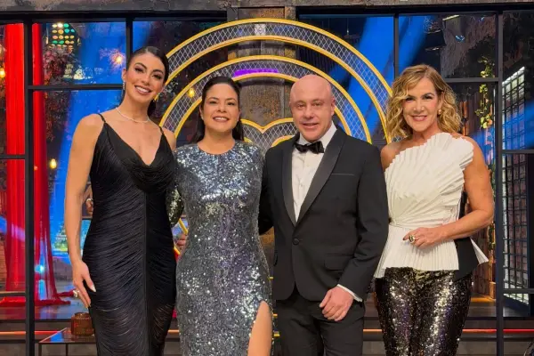 La presentadora Virginia Limongi junto a los jueces de MasterChef Celebrity Ecuador 2025.