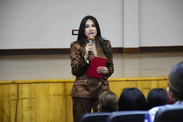 Andrea Báez, periodista y presentadora de noticias impartió conferencia en la USGP.