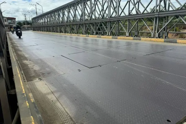 Cerca del 70 % de las planchas del puente 5 de Junio presentarían daños, según moradores del sector