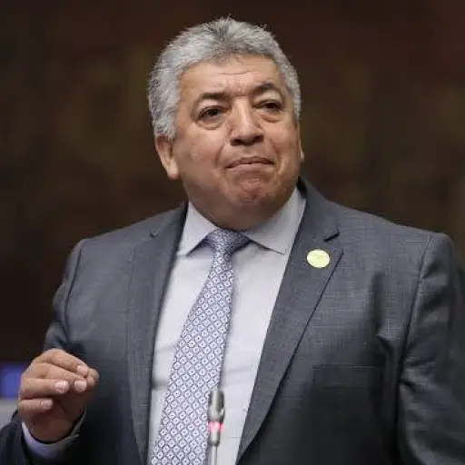 “¿Quién no se ha enamorado de una compañera de trabajo?” dice asambleísta que se casó con su asesora