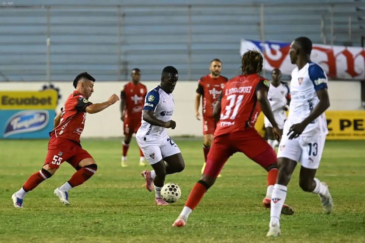 El partido entre Liga de Quito y Manta FC se jugó en el estadio Jocay ante un bajo marco de público., Foto: Agencia Apifoto