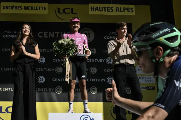 Richard Carapaz durante la premiación de la etapa 18 del Tour de Francia 2026