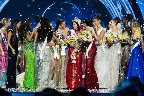 La mexicana Fátima Bosch se coronó como Miss Universo 2025 el 21 de noviembre en el Impact Challenger Hall de Pak Kret, Tailandia. 