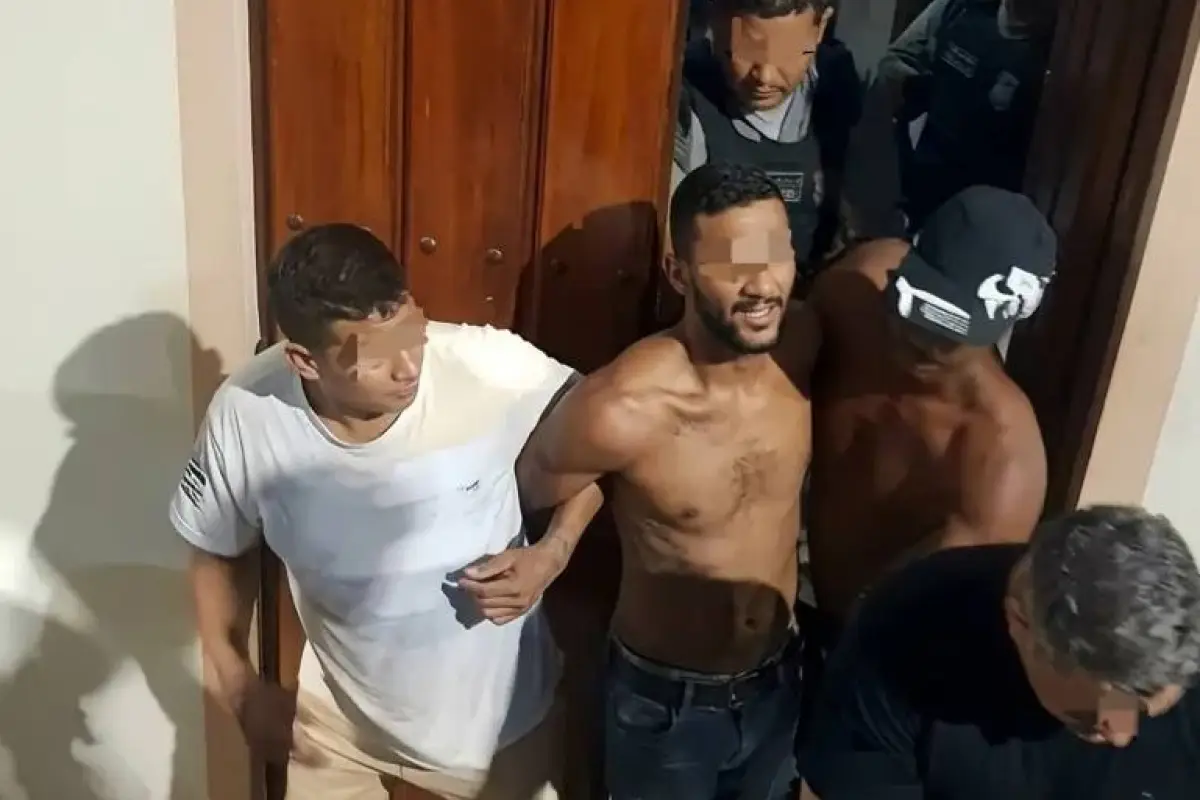 Los dos hombres hallados en la unidad educativa fueron llevados a las instalaciones de la Policía para ser investigados., ED