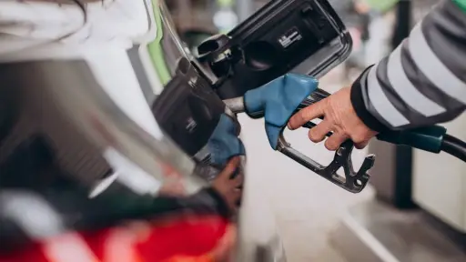 ¿Es mejor tanquear gasolina de día o de noche? Esto conviene más para ahorrar combustible