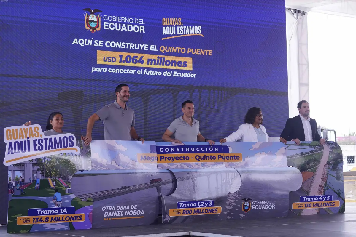 Presidente Daniel Noboa en el inicio de la construcción del Quinto Puente.