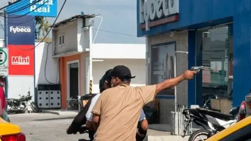 Impacto en Portoviejo: Video revela el momento en que hombres armados abordan a cliente fuera de un banco