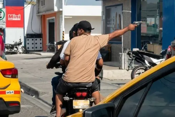 En el video quedó registrado el momento exacto de la fuga de los tres delincuentes en una motocicleta. ,ED