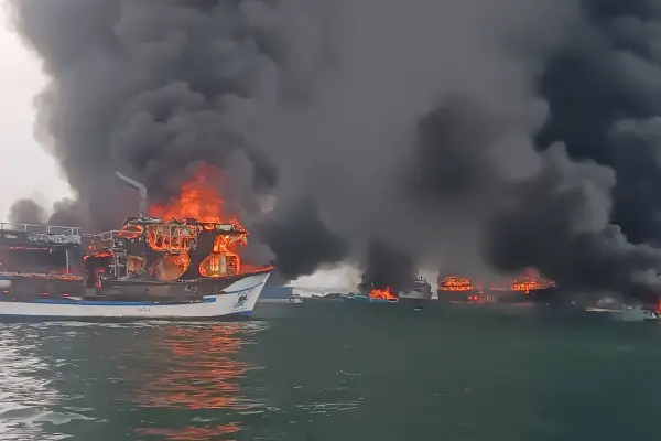 Autoridades y armadores analizan plan para fortalecer la seguridad en la rada del puerto de Manta, tras el incendio de junio pasado