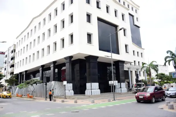 El Palacio de Justicia de Portoviejo no ha sido rehabilitado, tras los daños que sufrió con el terremoto de 2016. ,El Diario