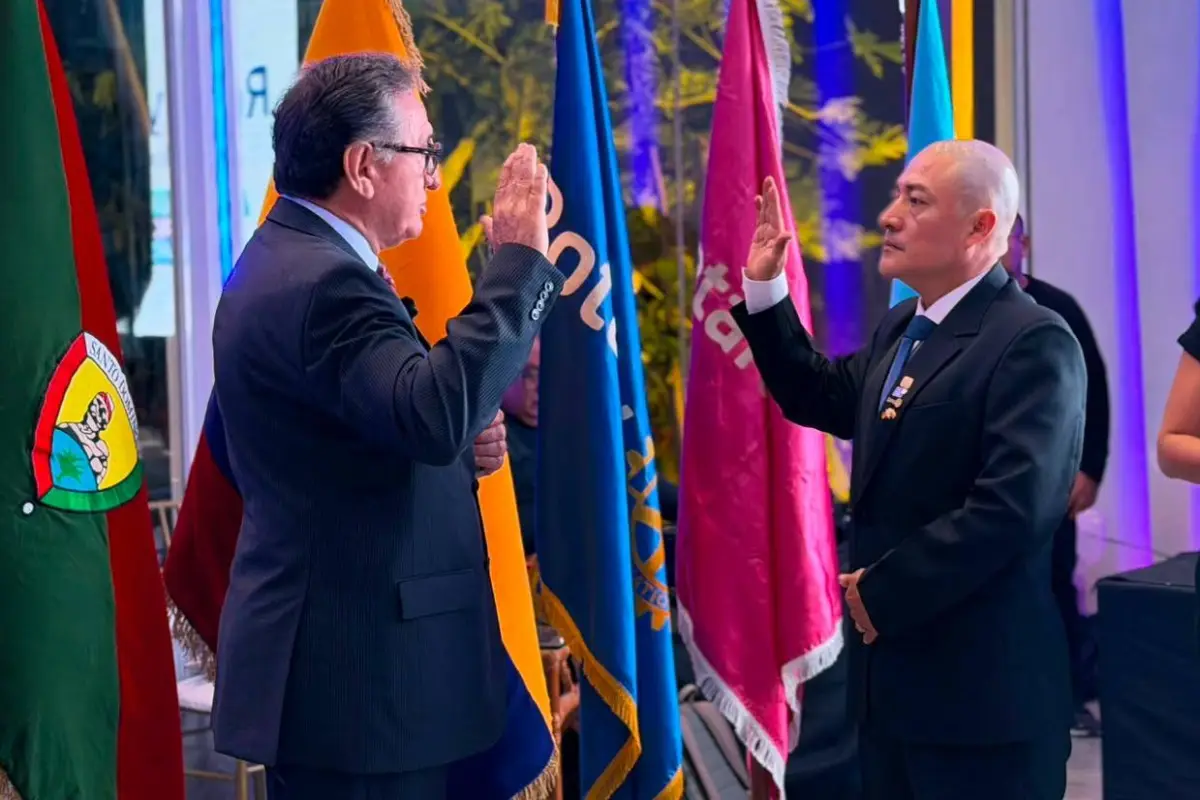 Lenin Morocho (derecha) durante el juramento., Cortesía