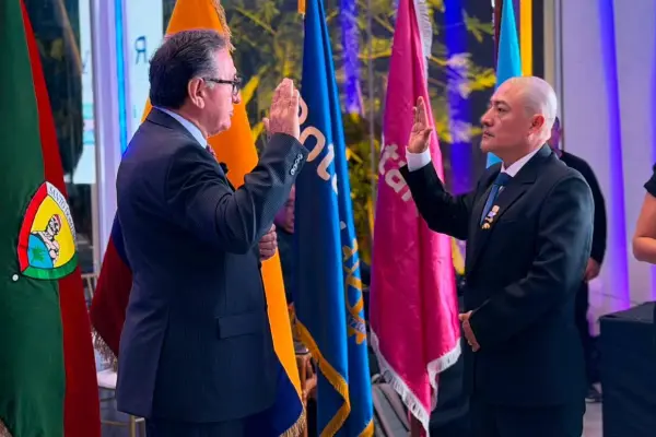 Lenin Morocho (derecha) durante el juramento. ,Cortesía