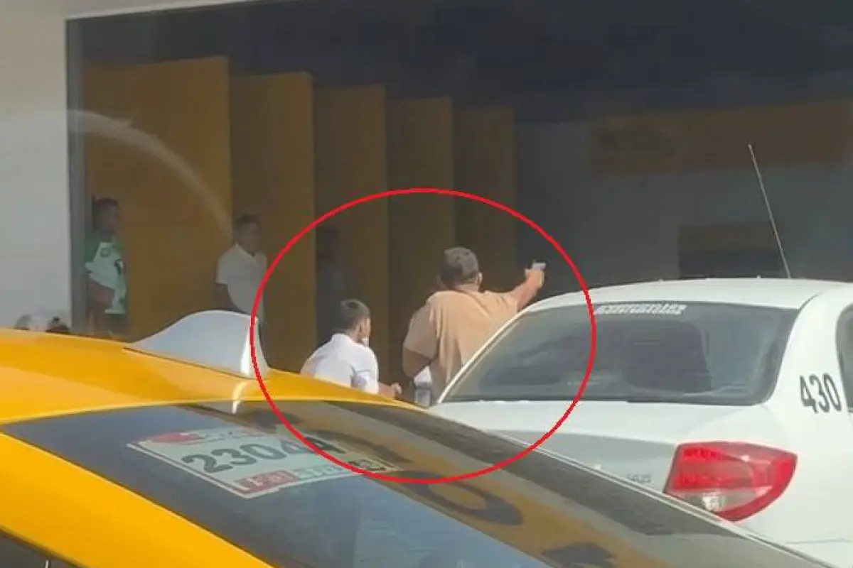 El asalto ocurrió en el ingreso a la entidad bancaria y quedó registrado en un video., Redes
