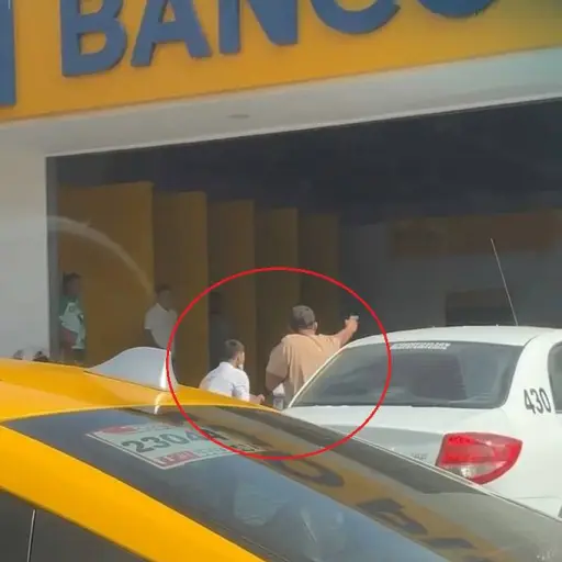Los tres sacapintas se llevaron 20 mil dólares en efectivo tras acorralar a una mujer en la entrada al banco