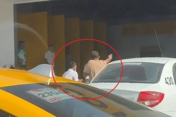 El asalto ocurrió en el ingreso a la entidad bancaria y quedó registrado en un video. ,Redes