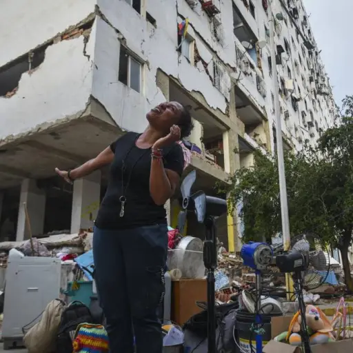 Noticias falsas de sobrevivientes en La Guaira golpean a familias a casi un mes de terremotos en Venezuela 
