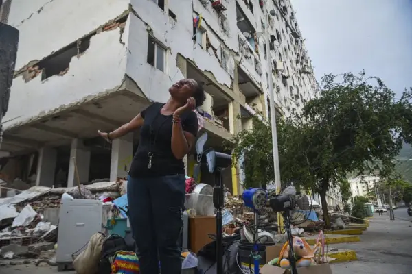 Hay quienes aún buscan a sus familiares entre escombros de edificios desplomadoos mientras que cientos de personas se quedaron sin un lugar donde vivir. ,Foto: Jonathan Lanza / AFP