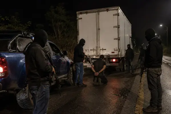 Santo Domingo Lo maniataron, lo llevaron por un camino rural y le vaciaron el camión en un audaz asalto
