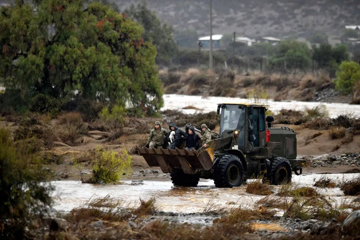 Cientos de personas debieron abandonar sus hogares y no se les ha permitido llegar debido a las fuertes lluvias que han afectado a Chile en las últimas semanas., Foto: (Alejandro Pizarro /AFP)