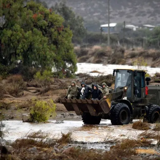 Damnificados por intenso temporal en Chile rescatan sus hogares entre escombros y fango