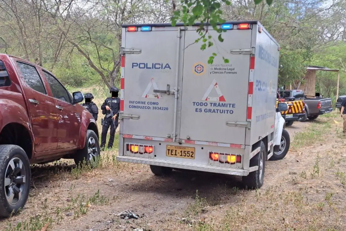 Los restos de los tres muertos hallados enterrados en la loma de El Florón de Portoviejo fueron llevados al centro forense para seguir con los análisis., El Diario