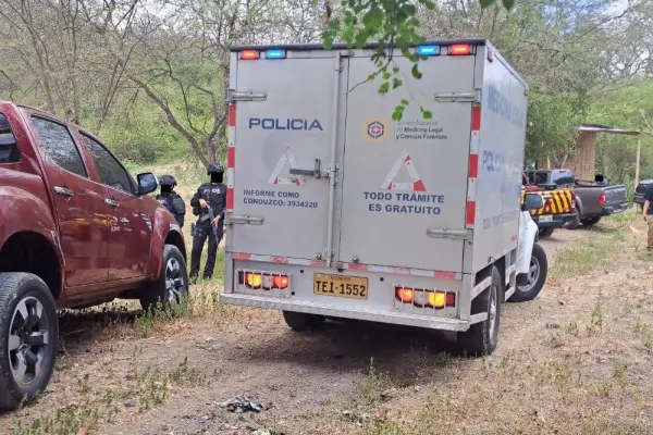 Los restos de los tres muertos hallados enterrados en la loma de El Florón de Portoviejo fueron llevados al centro forense para seguir con los análisis. ,El Diario