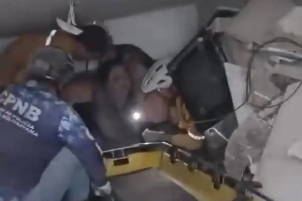 Las tres personas fueron halladas bajo una edificio de viviendas que se desplomó en La Guaria, norte de Venezuela., Foto: Captura de pantalla