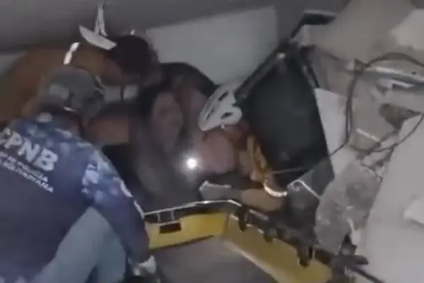 Las tres personas fueron halladas bajo una edificio de viviendas que se desplomó en La Guaria, norte de Venezuela. ,Foto: Captura de pantalla
