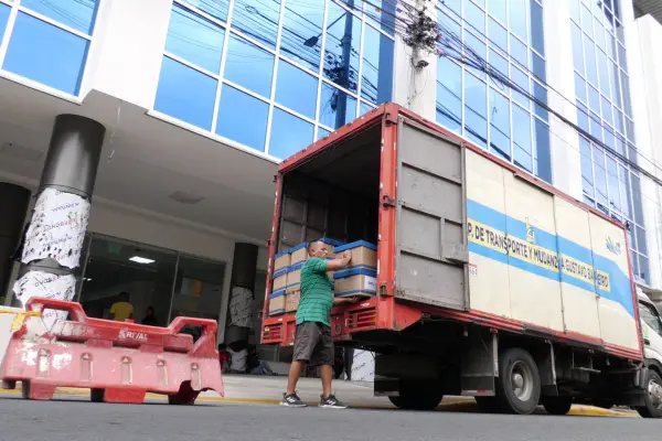 La mudanza al nuevo edificio del IESS inició con el mobiliario y cajas de oficina.