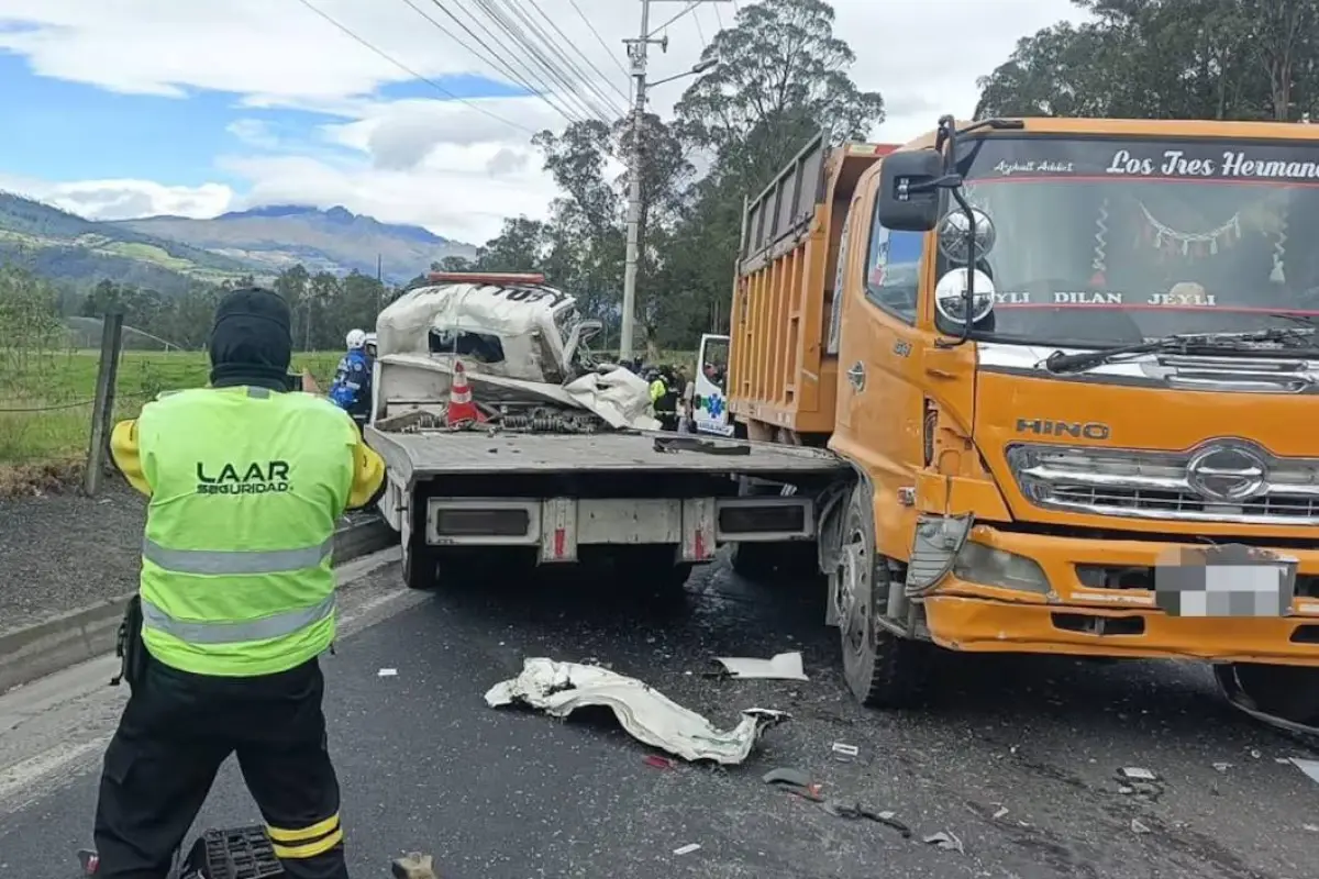 Tres vehículos se vieron involucrados en un accidente de tránsito en el sector de Tambillo, en la Panamericana Sur., Foto: ECU-911