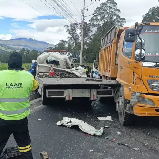 Un fallecido y tres heridos dejó un choque entre vehículos pesados en el sector de Tambillo