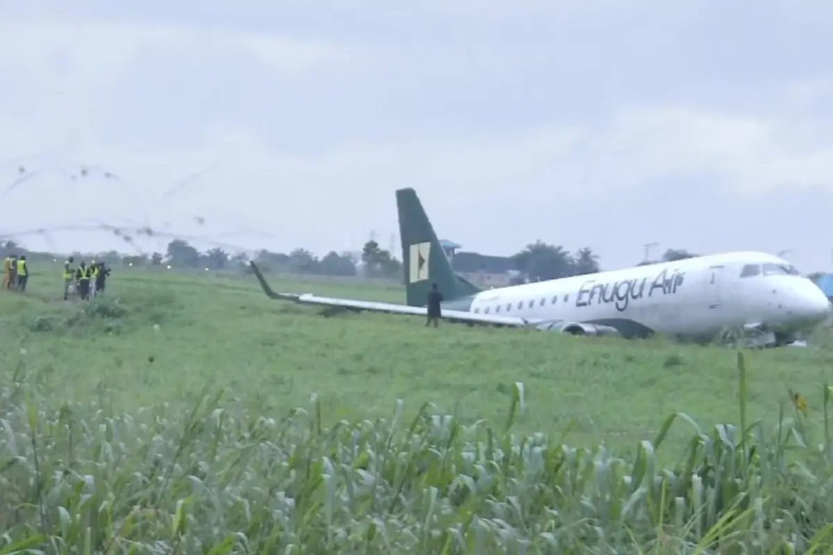 El avión terminó en un terreno lleno de maleza lo que ayudó a amortiguar la fuerza del impacto, según los expertos., Foto: Agencias