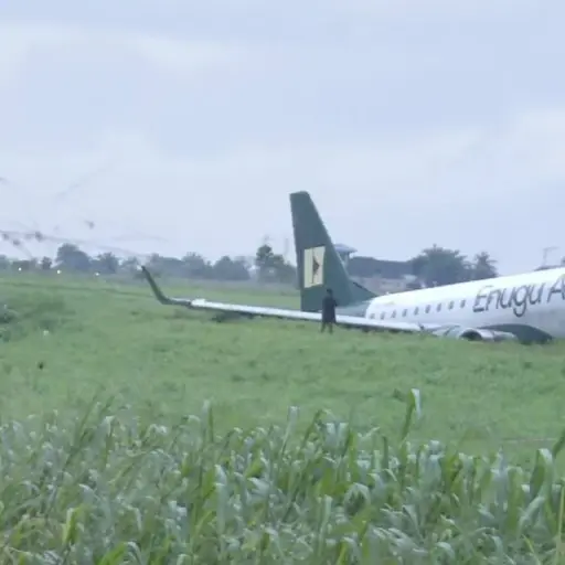 Un avión de Enugu Air se salió de la pista tras aterrizar bajo una fuerte lluvia en el Aeropuerto de Benín, Nigeria