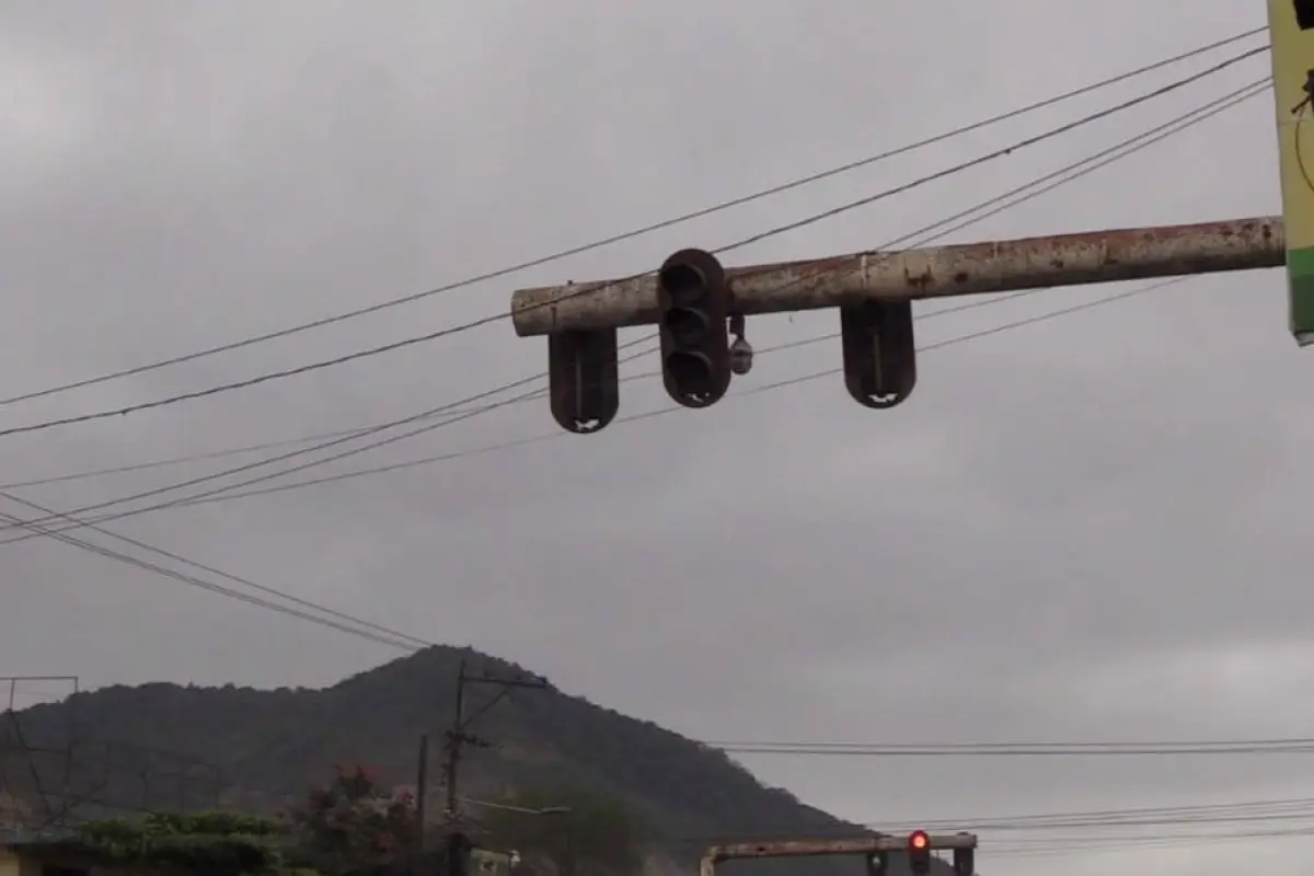 El semáforo se encuentra averiado hace más de un año, según habitantes y conductores de la zona, lo que ha provocado múltiples accidentes