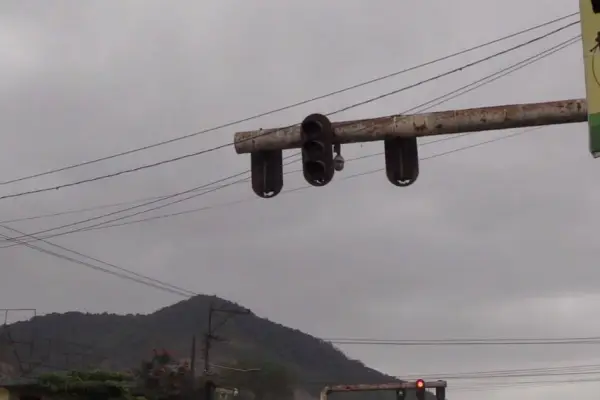 El semáforo se encuentra averiado hace más de un año, según habitantes y conductores de la zona, lo que ha provocado múltiples accidentes