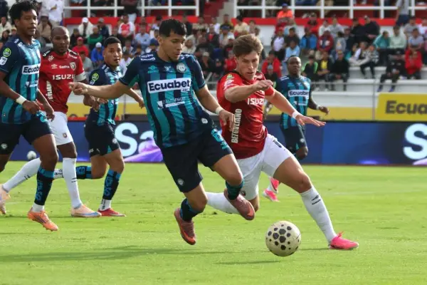 Unos 3 mil hinchas de Leones del Norte llegaron al estadio Olímpico de la ciudad de Ibarra a apoyar a su equipo. ,Foto:  Agencia Apifoto