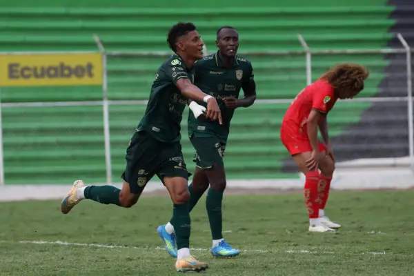 Marlon Quiñonez celebra con Beder Caicedo el segundo gol de Orense
