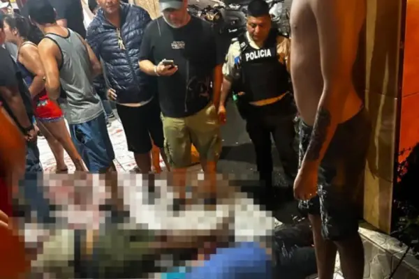Tres cuerpos quedaron en el lugar del ataque que se ubica en las cercanías del mercado del cantón El Carmen. ,Foto: Cortesía