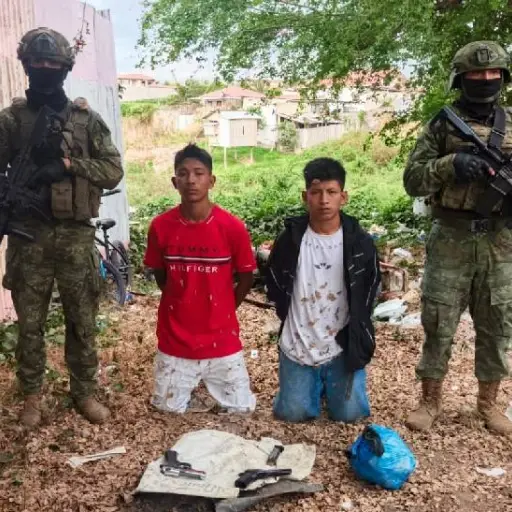 Fuerzas Armadas aprehenden a dos ciudadanos y decomisan armas en Pedernales